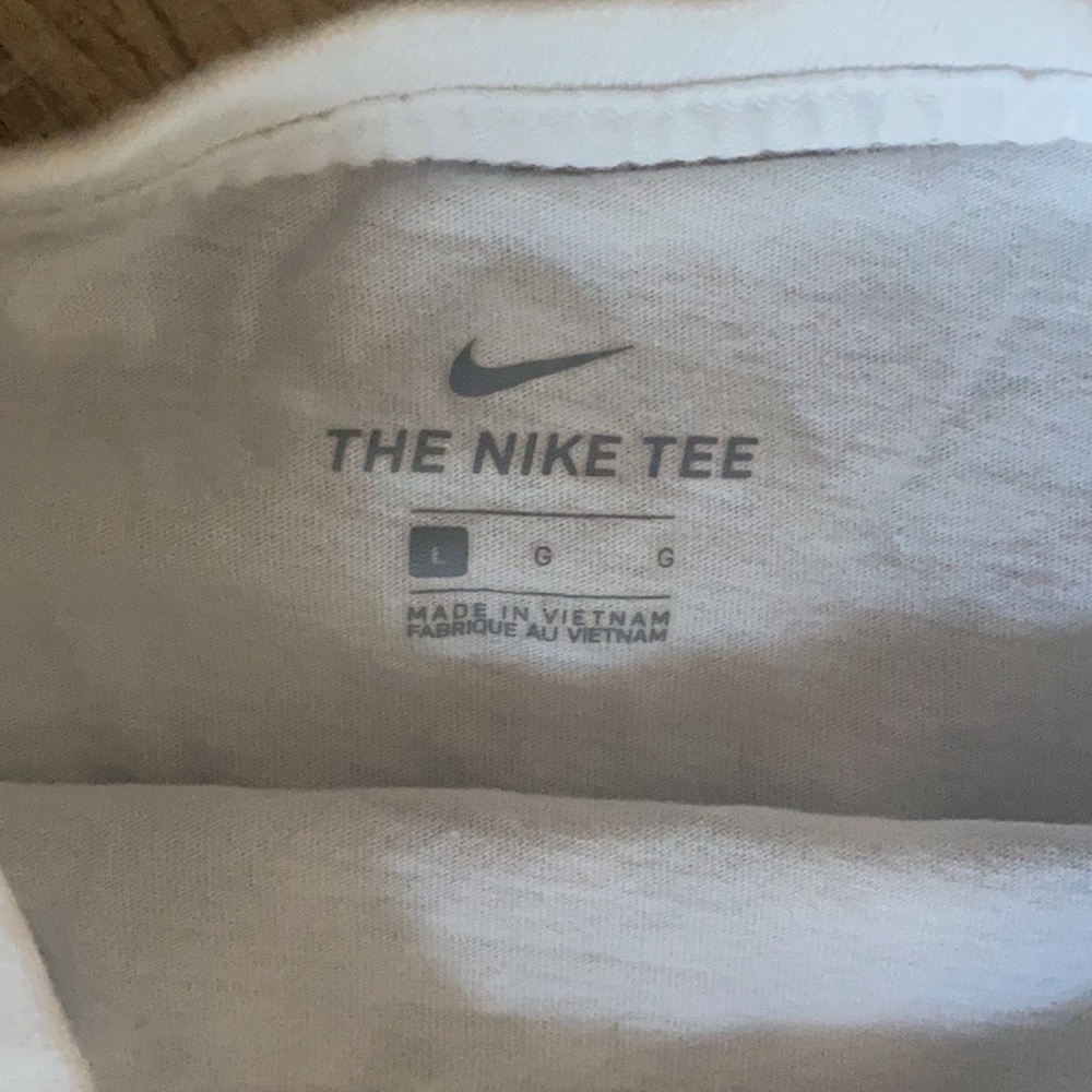 The NIKE tee Sz S never worn - Picture 2 of 2